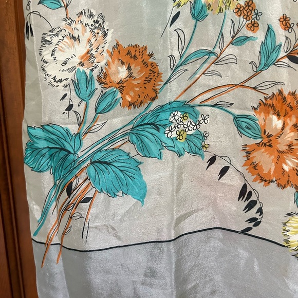 VTG Stunning Hand rolled Silk Scarf with flowers. Unbranded,dove gray background - Picture 9 of 9